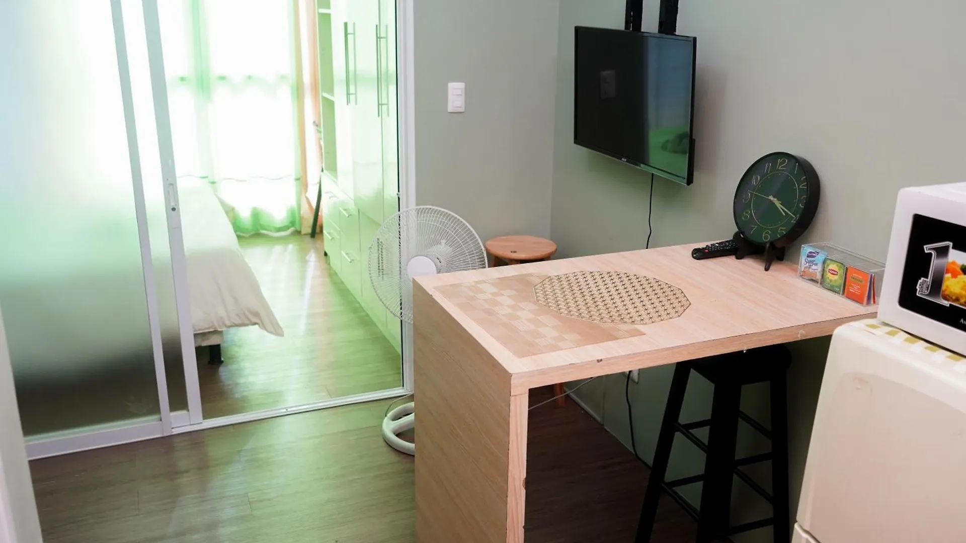 Beautiful 1-Bedroom Condo In Makati - Pool, Gym & Near Airport Manila Apartment